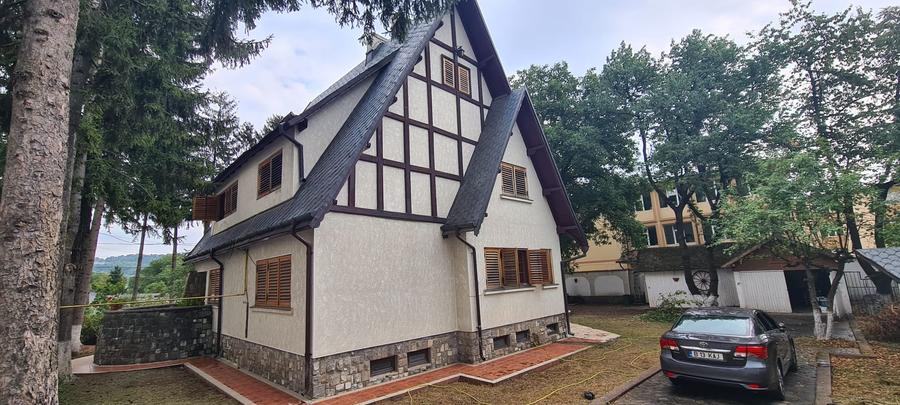 Casă individuală cu 7 camere cu Canalizare în Central