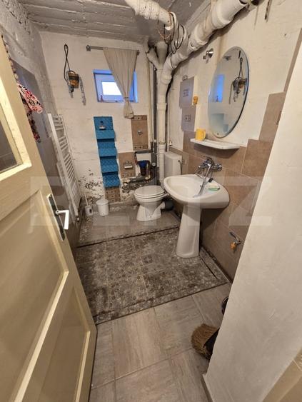 Casă individuală cu 6 camere cu Canalizare în Central