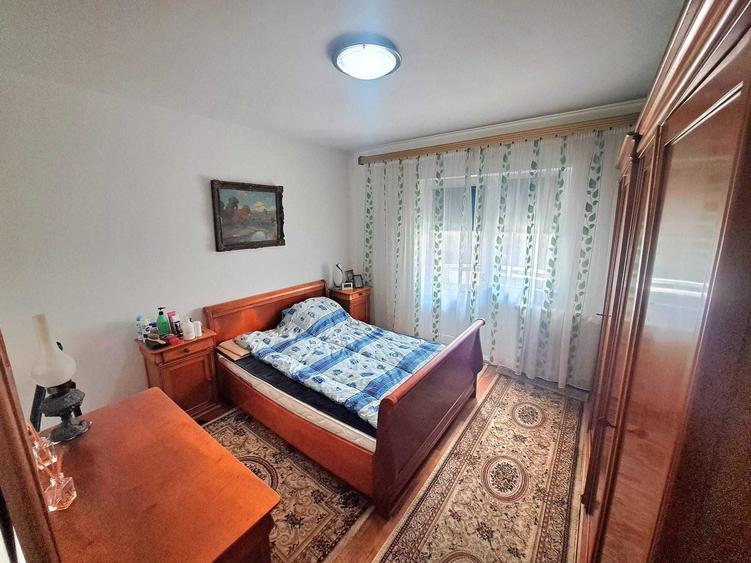 Apartament cu 3 camere decomandat în Intim