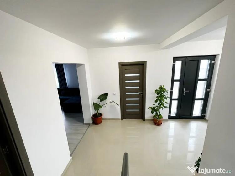 Casă cu 5 camere cu Teren 400 Mp în Smeura