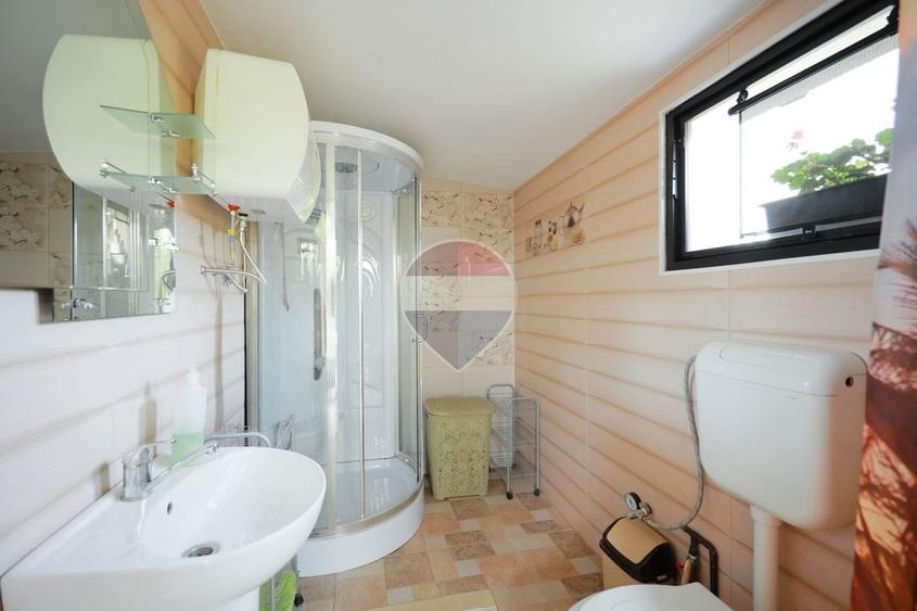 Casă individuală cu 5 camere cu Teren 12500 Mp în Tărian
