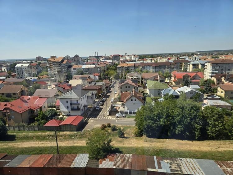 Apartament cu 3 camere decomandat, mobilat în Micro 4