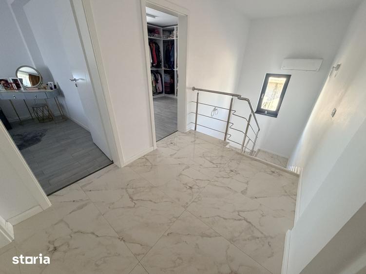 Casă cu 5 camere cu Teren 603 Mp în Glina