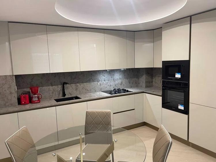 Apartament cu 3 camere semidecomandat, mobilat în Pipera