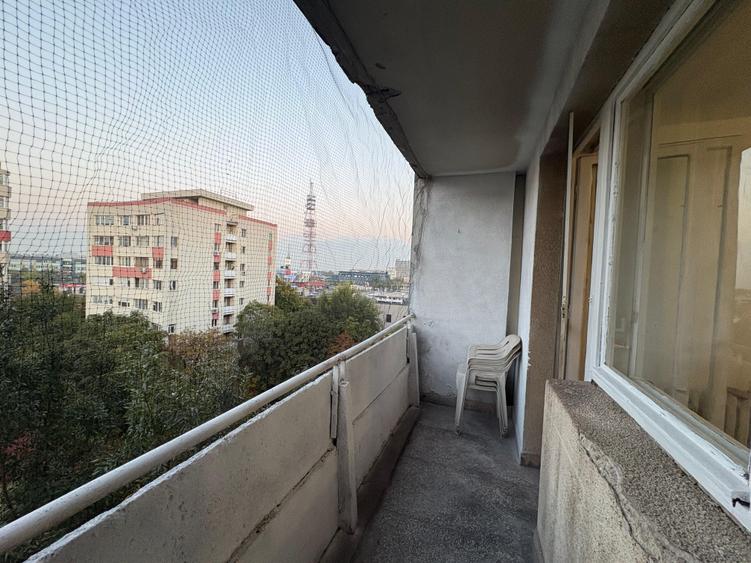 Apartament cu 3 camere semidecomandat în Berceni