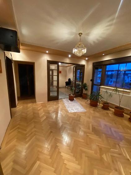 Apartament cu 5 camere semidecomandat în Moara Domnească