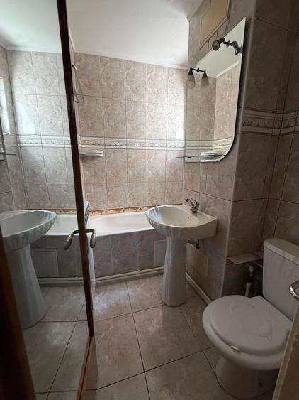 Apartament cu 3 camere decomandat în Micro 14