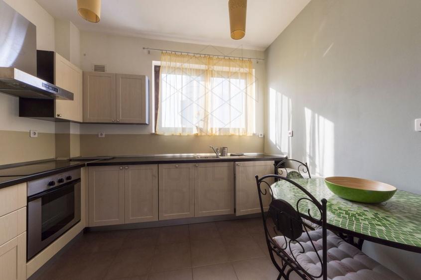Apartament cu 3 camere decomandat, mobilat în P-ța Victoriei