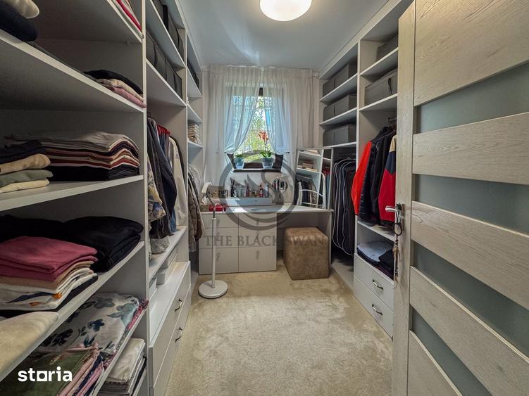Casă cu 5 camere cu Teren 1073 Mp în Podenii Noi