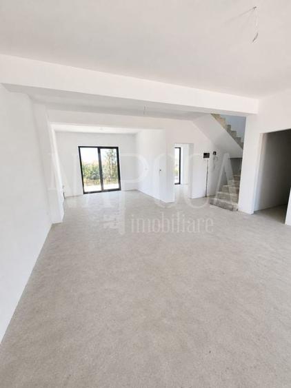 Duplex cu 3 camere cu Teren 400 Mp în Iorga