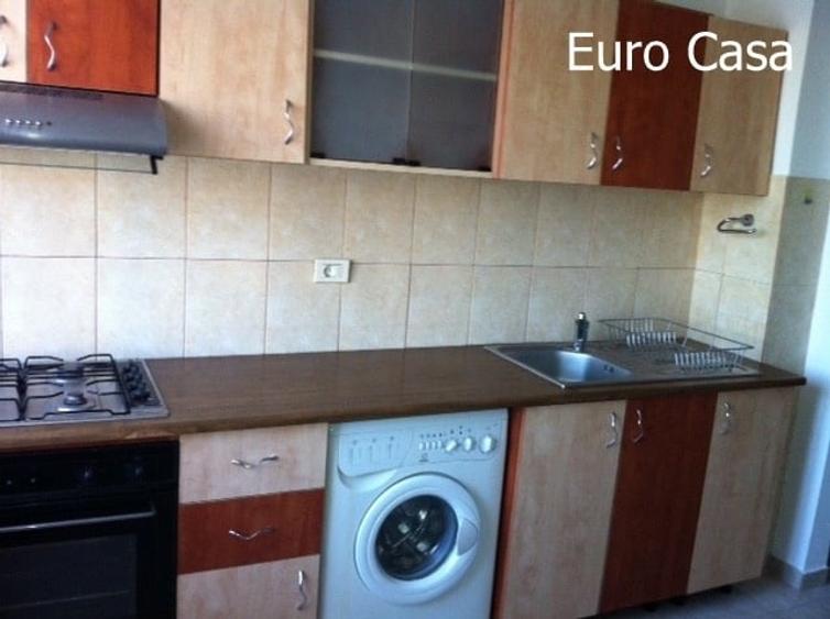 Apartament cu 2 camere semidecomandat în Craiovei