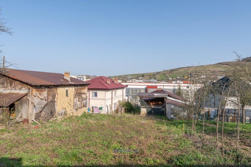 Casă individuală cu 3 camere cu Canalizare în Moinești