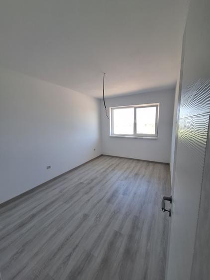 Apartament cu 3 camere decomandat în Exterior Vest