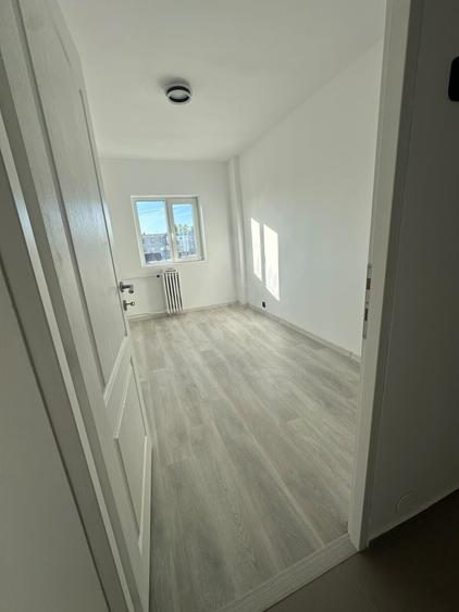 Apartament cu 4 camere decomandat în Enachiță Văcărescu