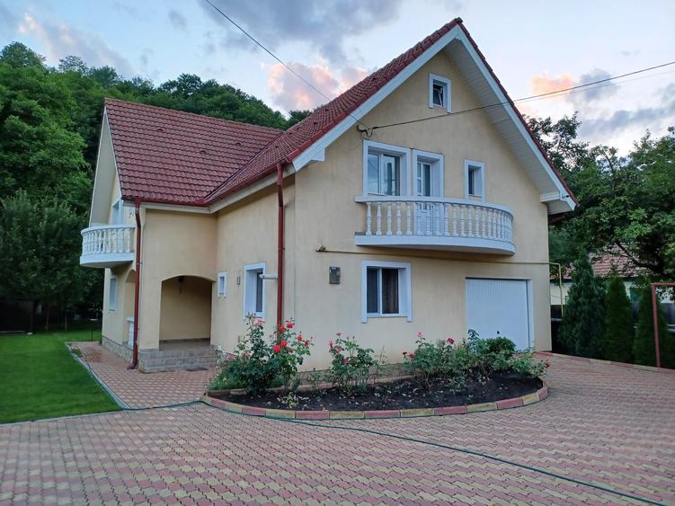 Casă cu 4 camere în Coman