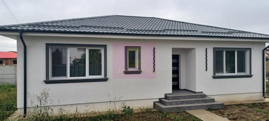 Casă individuală cu 4 camere cu Teren 452 Mp în Săbăreni
