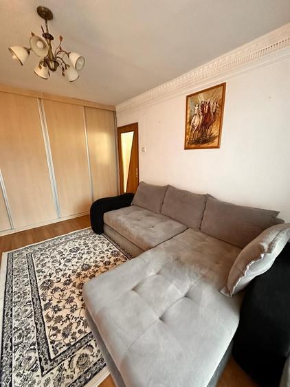 Apartament cu 3 camere semidecomandat în Central