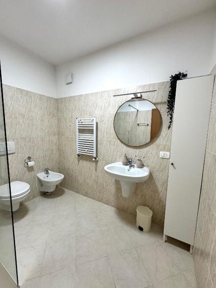Apartament cu 3 camere semidecomandat, mobilat în Torontalului