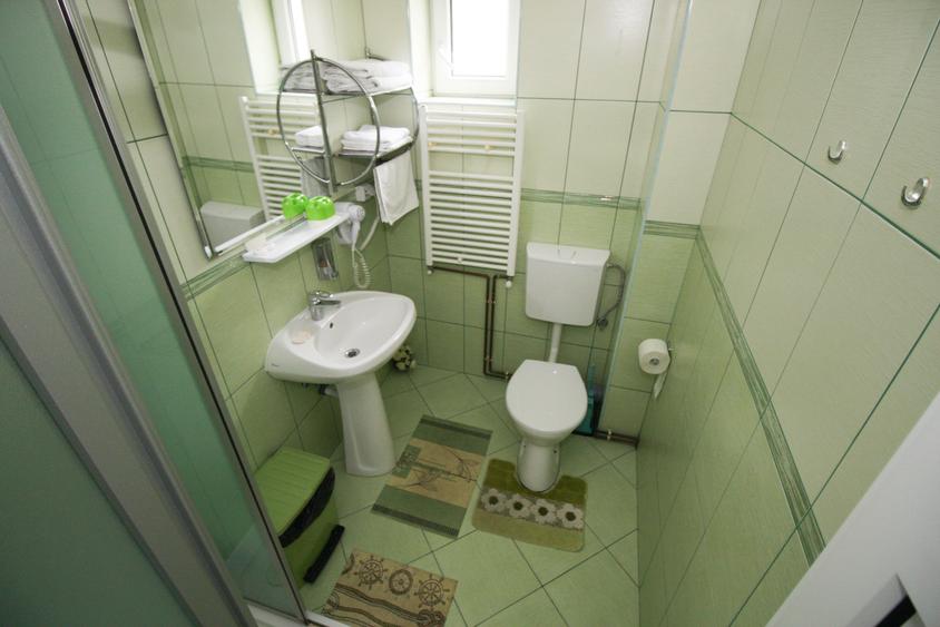 Casă cu 8 camere cu Canalizare în 1 Mai