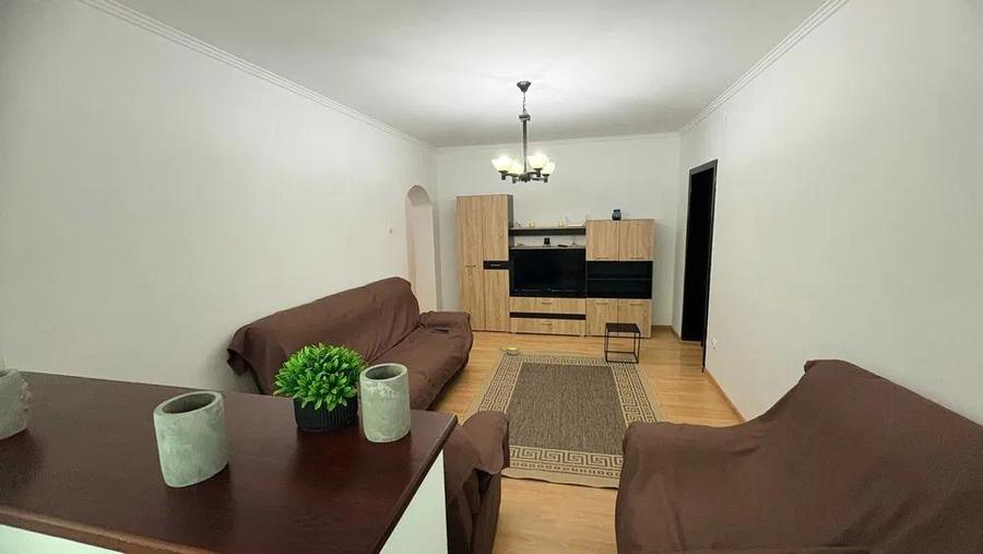 Apartament cu 4 camere semidecomandat, mobilat în Tătărași