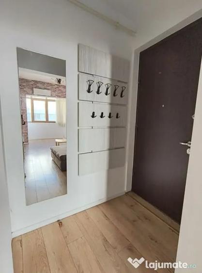 Apartament cu 3 camere semidecomandat în 1 Mai