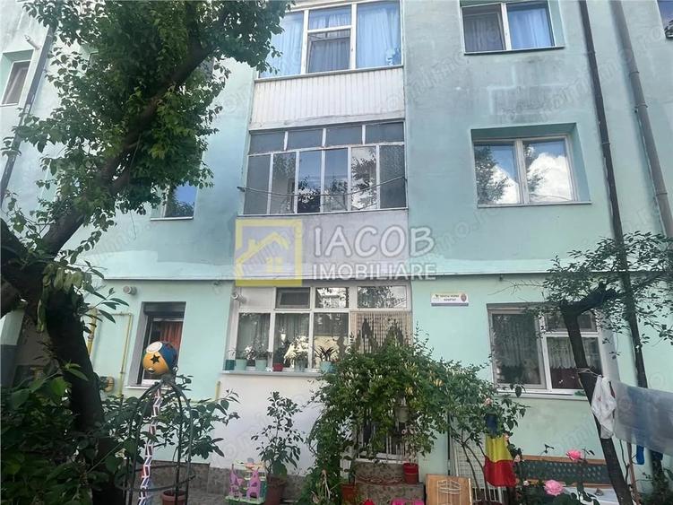 Apartament cu 3 camere semidecomandat în Milcov