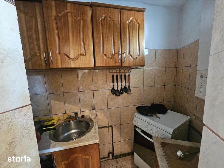 Apartament cu 3 camere semidecomandat, mobilat în Central