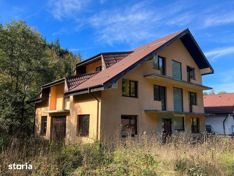 Casă cu 10 camere cu Teren 900 Mp în Cârțișoara
