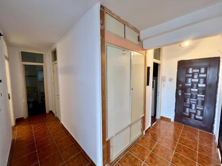 Apartament cu 3 camere decomandat, mobilat în Dacia