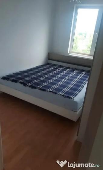 Apartament cu 3 camere semidecomandat în Rahova