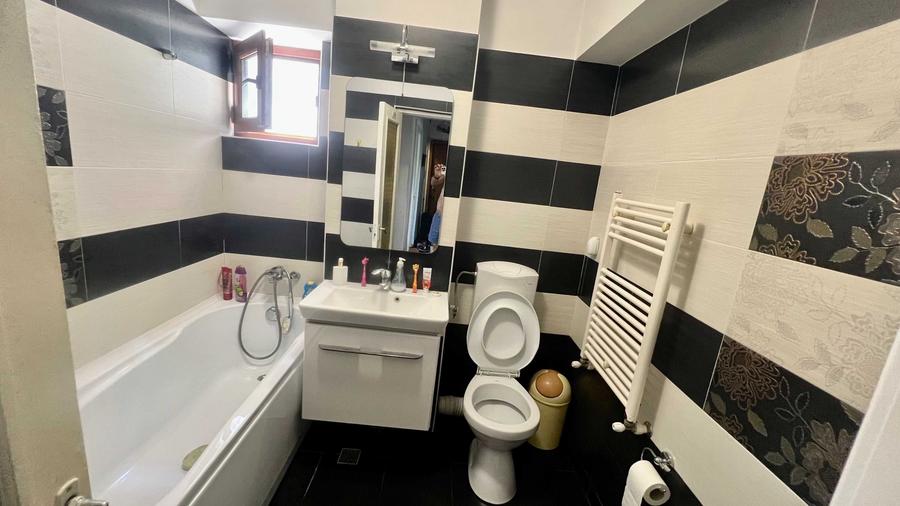 Apartament cu 3 camere decomandat în Capitol