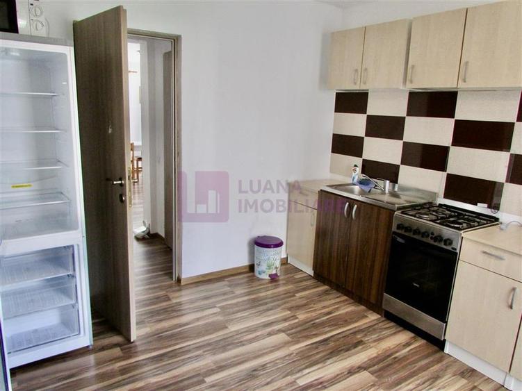 Apartament cu 3 camere semidecomandat, mobilat în Central