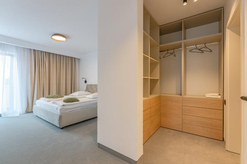 Apartament cu 4 camere decomandat, mobilat în Central
