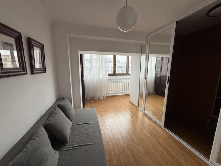 Apartament cu 3 camere semidecomandat, mobilat în Decebal