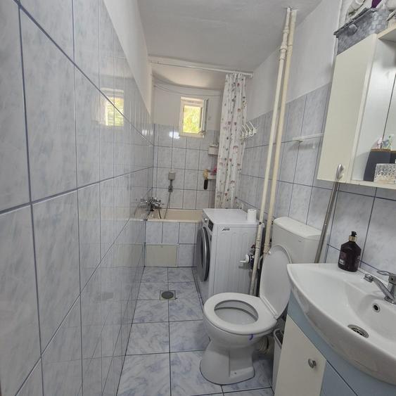 Apartament cu 3 camere semidecomandat în Vitan