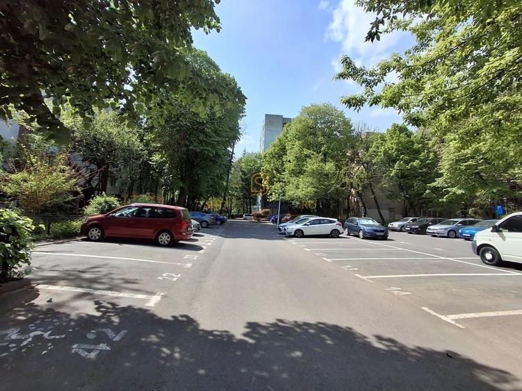 Apartament cu 3 camere semidecomandat în Berceni