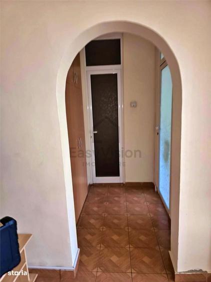 Apartament cu 3 camere semidecomandat, mobilat în Pantelimon