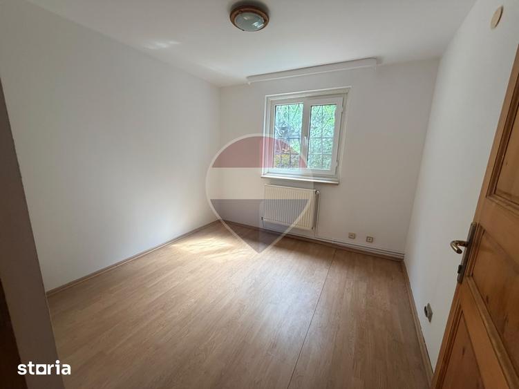 Casă cu 6 camere cu Teren 2000 Mp în Leamna de Jos