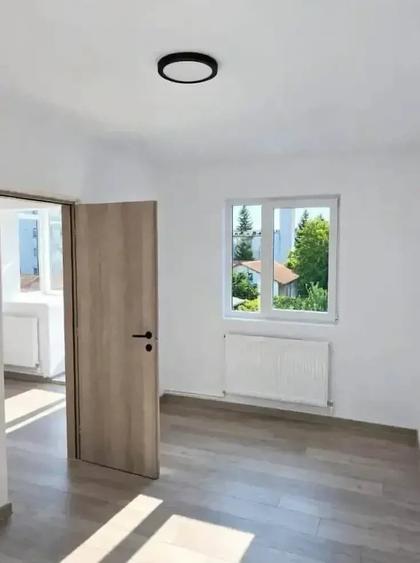 Apartament cu 3 camere semidecomandat în Milcov