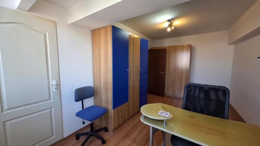 Apartament cu 3 camere semidecomandat în Unirii