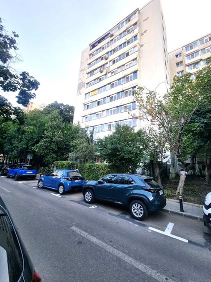 Apartament cu 3 camere decomandat în Lacul Tei