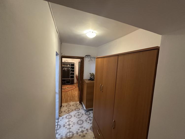 Apartament cu 4 camere semidecomandat, mobilat în Berceni