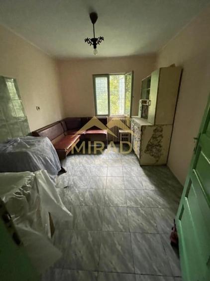 Casă individuală cu 7 camere cu Canalizare în Central