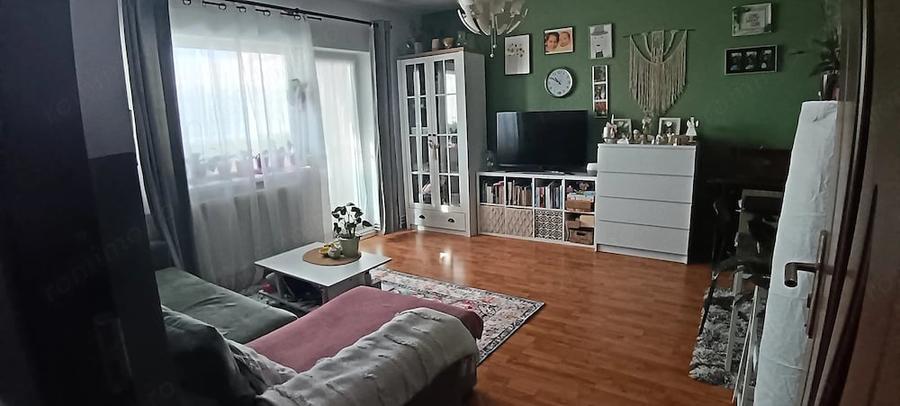 Apartament cu 4 camere decomandat în Confecții
