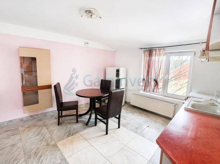 Casă individuală cu 7 camere cu Canalizare în Ultracentral