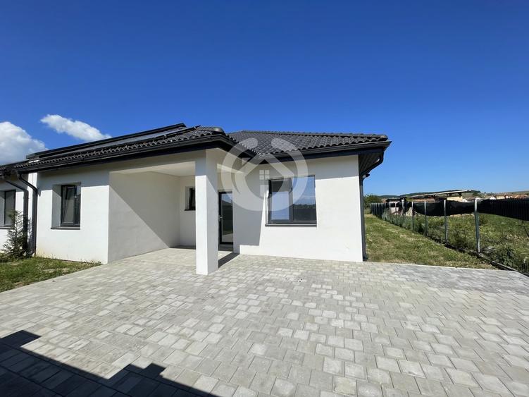 Duplex cu 3 camere cu Canalizare în Cristian