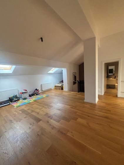 Duplex cu 7 camere cu Canalizare în Voluntari
