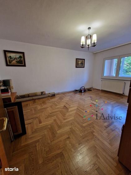 Apartament cu 4 camere decomandat în Noua