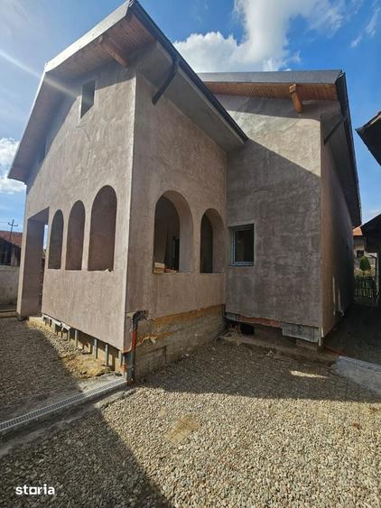 Casă cu 4 camere cu Teren 376 Mp în Curtea de Argeș