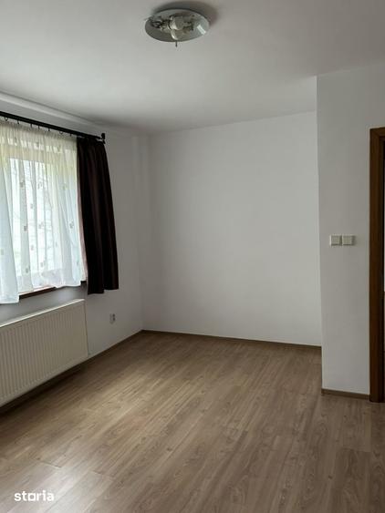 Casă cu 8 camere cu Teren 250 Mp în Tei